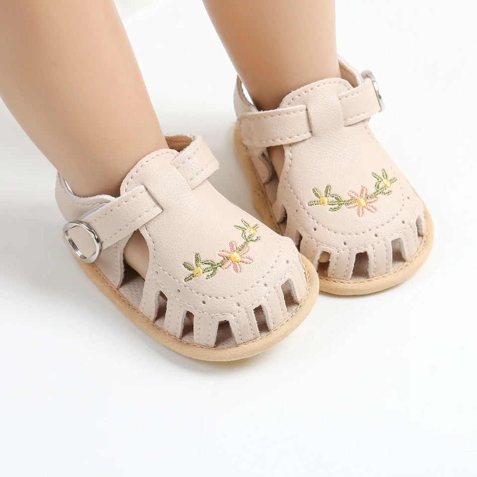 TinyPetals – Komfort & stil – Babysandaler med blomsterbroderi