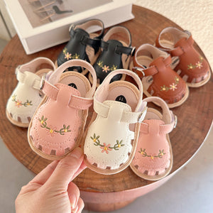 TinyPetals – Komfort & stil – Babysandaler med blomsterbroderi