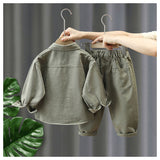 LittleExplorer – Bekvämt och snyggt – barnbyxor och skjorta i set