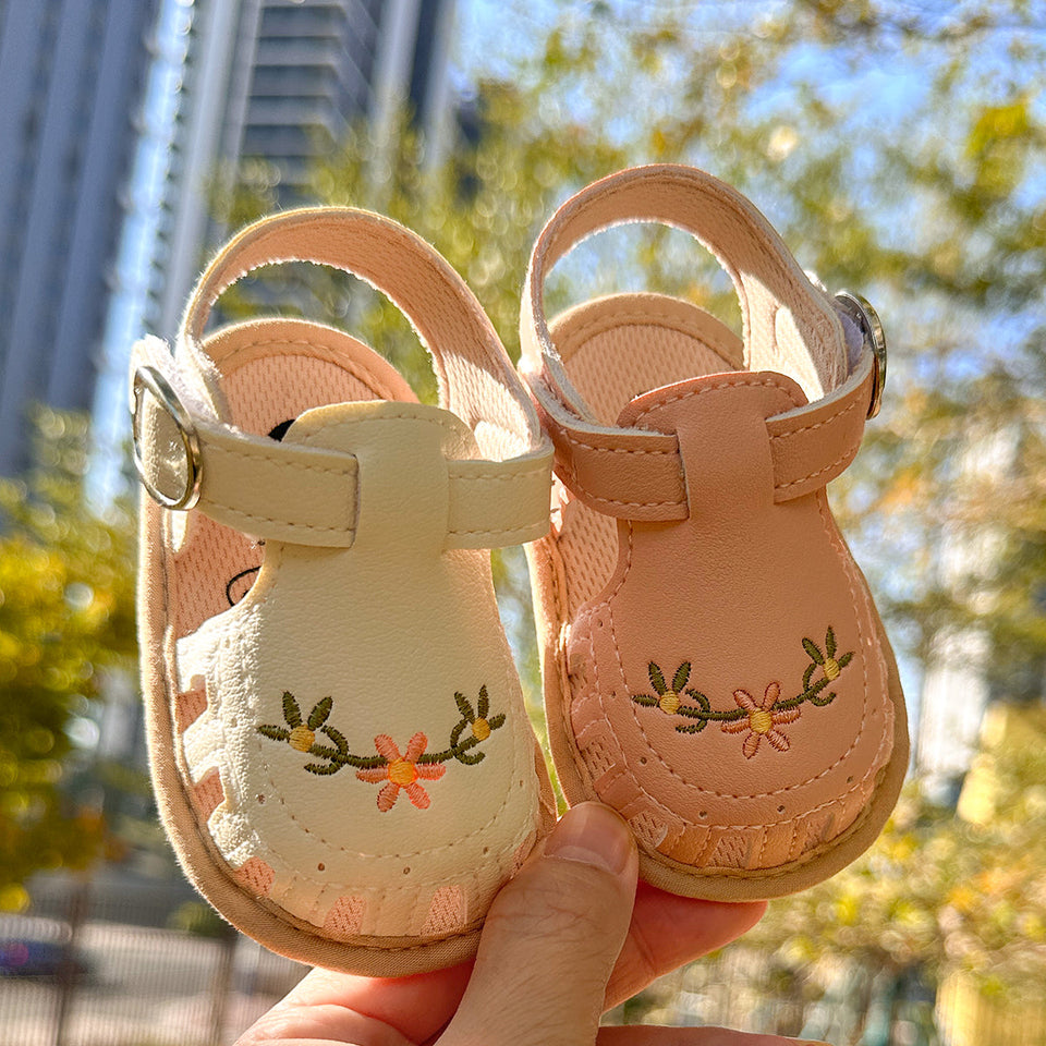TinyPetals – Komfort & stil – Babysandaler med blomsterbroderi