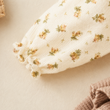 SweetPea – Babykläder för flickor med volanger och blommönster