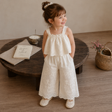 TinyLuxe – Sommarset med spetströja och byxor med vida ben