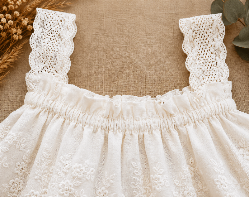 TinyLuxe – Sommarset med spetströja och byxor med vida ben