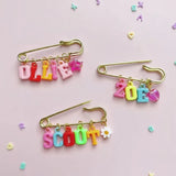 Personalized Charm Pin – Personligt & stilfullt – Namnbrosch