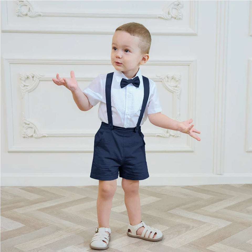 LittleDandy – Klassiskt & elegant – Bomullsshorts med hängslen, rosett & skjorta
