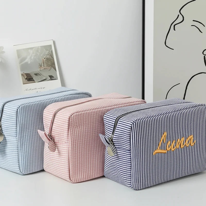 Striped Name Pouch – Personlig & stilfull – Sminkväska
