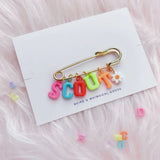 Personalized Charm Pin – Personligt & stilfullt – Namnbrosch