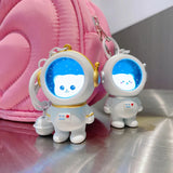Glowing Astronaut Charm – Söt & lysande – Astronaut-nyckelring
