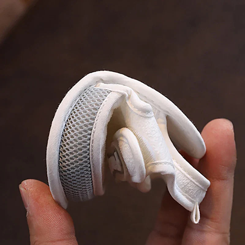 TinySteps – Andningsbar & lätt – Sommarsandaler för spädbarn med halkskyddssula