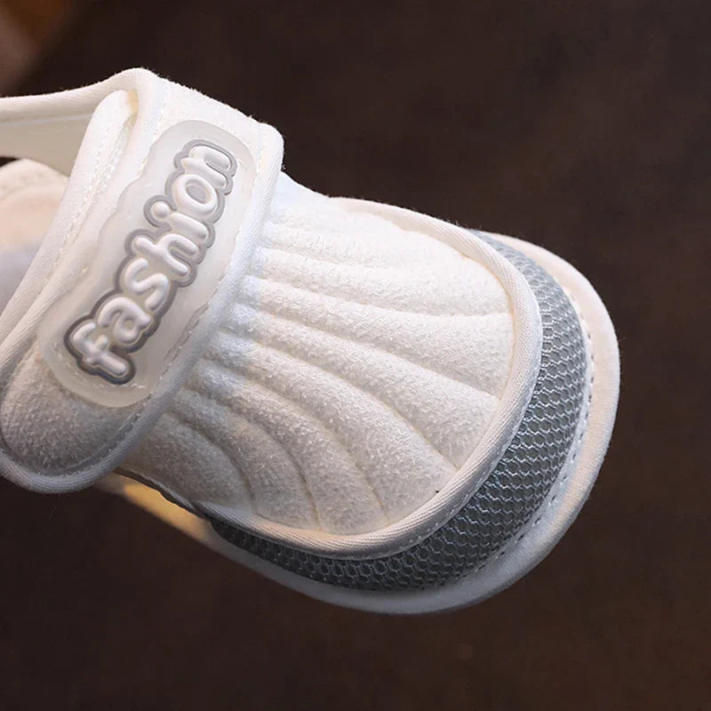 TinySteps – Andningsbar & lätt – Sommarsandaler för spädbarn med halkskyddssula